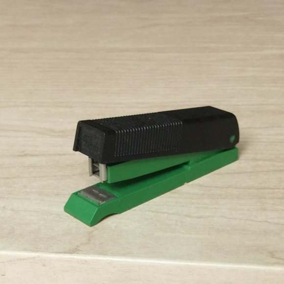 Vintage Titch Stapler Tiny Mini Small Green Black Plastic Germany 3 1/2" - Picture 2 of 9
